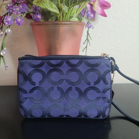 Coach Poppy Wristlet - Picture 4 of 10